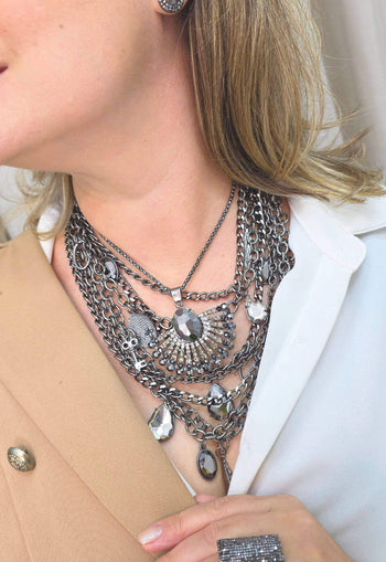 Maxi Colar Assunção: Mix de Correntes, Pedras Hematite e Black Diamond no Grafite | Design By Sahara