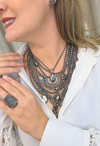 Maxi Colar Assunção: Mix de Correntes, Pedras Hematite e Black Diamond no Grafite | Design By Sahara