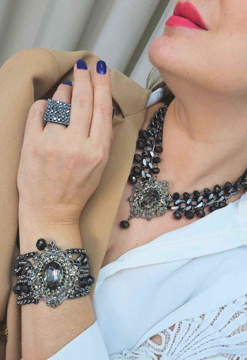 Colar Telma com pingente e pedras hematite e black diamond banhado no grafite