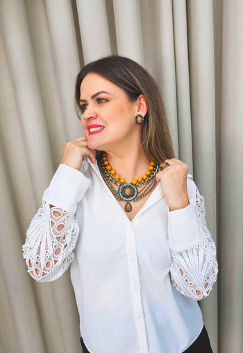 Maxi Colar Expressão com pingente oval e pedras azuis e mostrada banhado no ouro velho