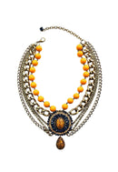 Maxi Colar Expressão com pingente oval e pedras azuis e mostrada banhado no ouro velho