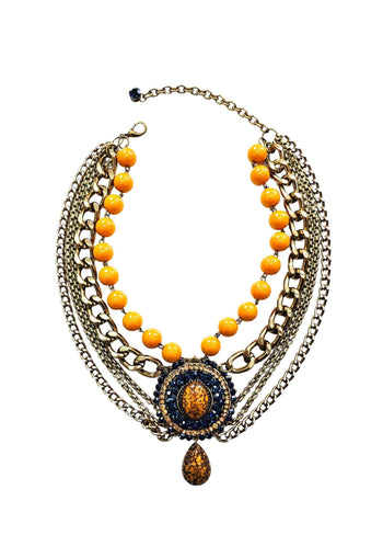 Maxi Colar Expressão com pingente oval e pedras azuis e mostrada banhado no ouro velho