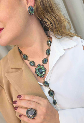 Maxi Colar Meridiana: Boho Luxo com Pedras Verdes e Hematites no Ouro Velho | Peça Exclusiva