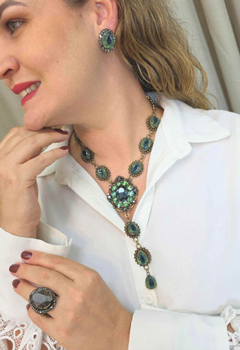 Maxi Colar Meridiana: Boho Luxo com Pedras Verdes e Hematites no Ouro Velho | Peça Exclusiva