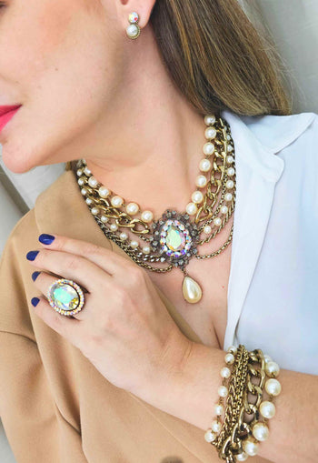 Maxi colar Emporium de pérolas com pingente boreal e correntes ouro velho