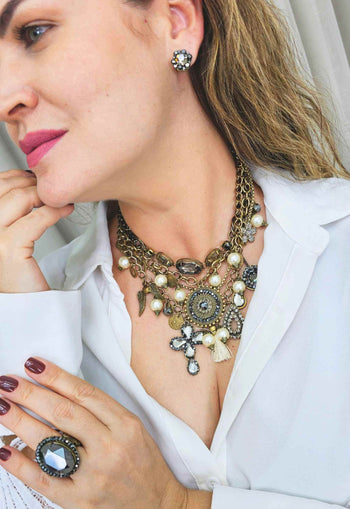 Maxi colar Noemie ouro velho com mix de pingentes e pedras com perolas