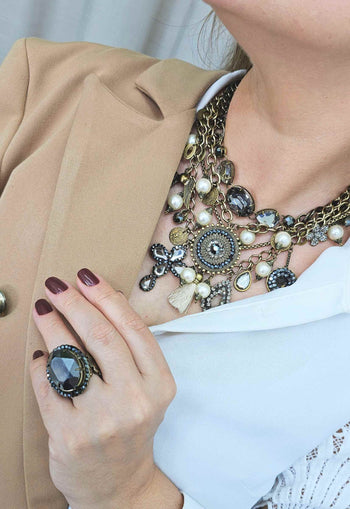 Maxi colar Noemie ouro velho com mix de pingentes e pedras com perolas