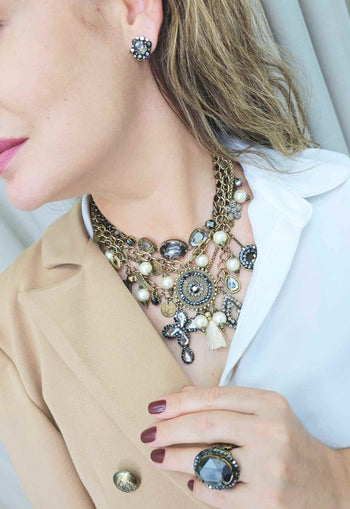 Maxi colar Noemie ouro velho com mix de pingentes e pedras com perolas