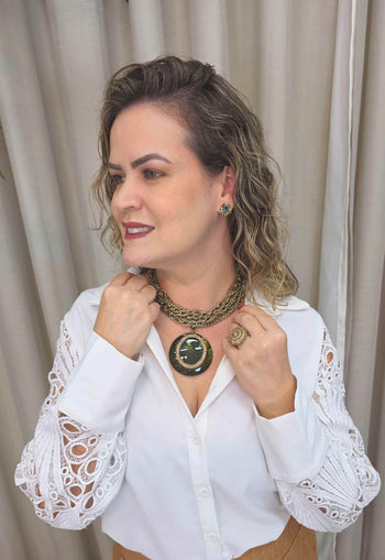 Colar Jocelina com mix de correntes ouro velho e pingente de resina verde com pedras marrons