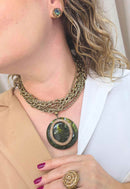 Colar Jocelina com mix de correntes ouro velho e pingente de resina verde com pedras marrons