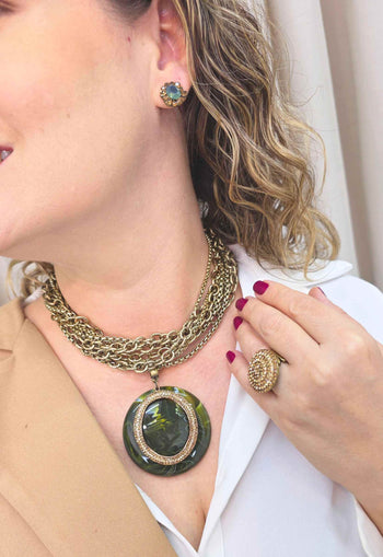 Colar Jocelina com mix de correntes ouro velho e pingente de resina verde com pedras marrons