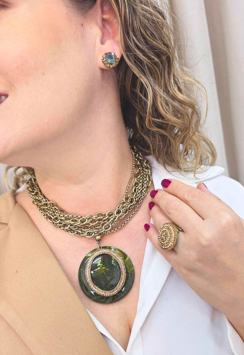 Colar Jocelina com mix de correntes ouro velho e pingente de resina verde com pedras marrons