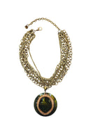 Colar Jocelina com mix de correntes ouro velho e pingente de resina verde com pedras marrons