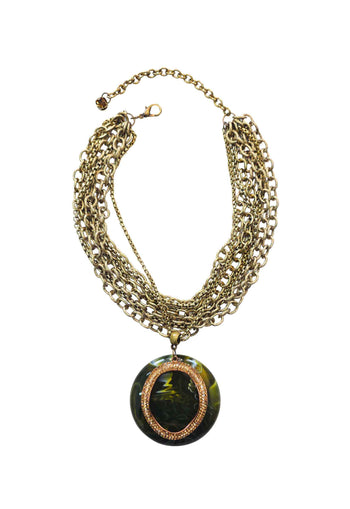 Colar Jocelina com mix de correntes ouro velho e pingente de resina verde com pedras marrons