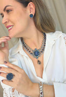 Maxi Colar Emporium Blue: Clássico com Pingente Azul e Correntes no Prata | Design By Sahara Acessórios