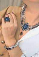 Maxi Colar Emporium Blue: Clássico com Pingente Azul e Correntes no Prata | Design By Sahara Acessórios