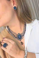 Maxi Colar Emporium Blue: Clássico com Pingente Azul e Correntes no Prata | Design By Sahara Acessórios