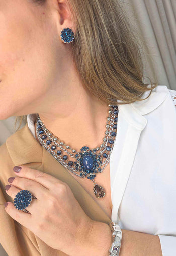 Maxi Colar Emporium Blue: Clássico com Pingente Azul e Correntes no Prata | Design By Sahara Acessórios