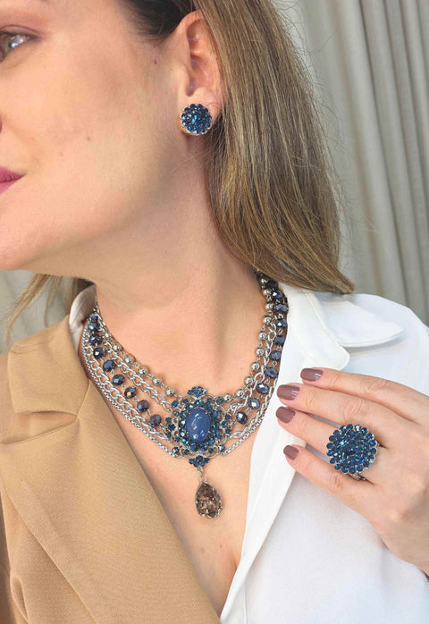 Maxi Colar Emporium Blue: Clássico com Pingente Azul e Correntes no Prata | Design By Sahara Acessórios