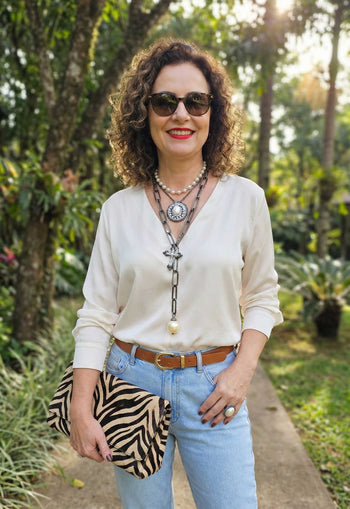 Maxi Colar Alexandrina: Statement com Elos Grafite e Pérolas com Crucifixo no Grafite | Acessório de Luxo