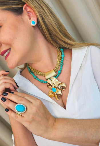 Colar Hortênsia com pedras azul turquesa pingente de flor e venezianas douradas