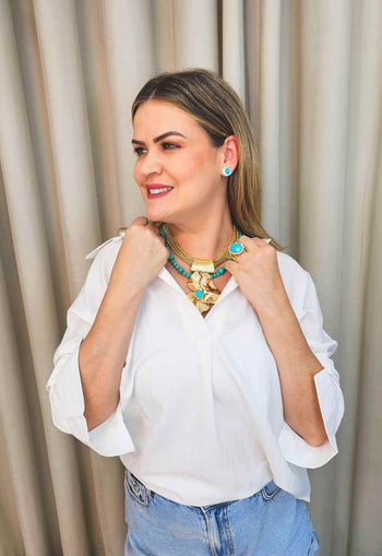 Colar Hortênsia com pedras azul turquesa pingente de flor e venezianas douradas