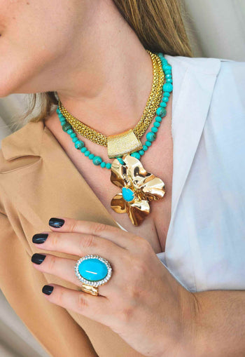 Colar Hortênsia com pedras azul turquesa pingente de flor e venezianas douradas