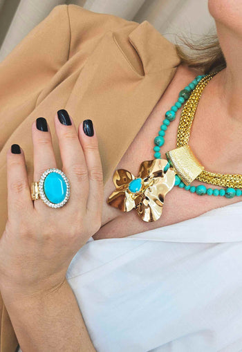 Colar Hortênsia com pedras azul turquesa pingente de flor e venezianas douradas