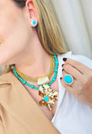 Colar Hortênsia com pedras azul turquesa pingente de flor e venezianas douradas