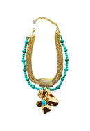 Colar Hortênsia com pedras azul turquesa pingente de flor e venezianas douradas