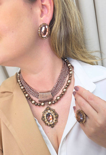 Maxi Colar Dakota com mix de venezianas perolas marrons e pingente vintage
