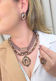 Maxi Colar Dakota com mix de venezianas perolas marrons e pingente vintage
