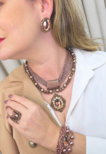 Maxi Colar Dakota com mix de venezianas perolas marrons e pingente vintage