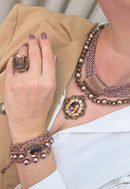 Maxi Colar Dakota com mix de venezianas perolas marrons e pingente vintage