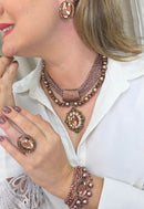 Maxi Colar Dakota com mix de venezianas perolas marrons e pingente vintage