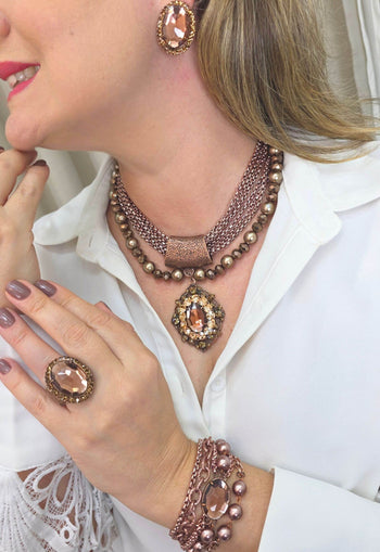 Maxi Colar Dakota com mix de venezianas perolas marrons e pingente vintage