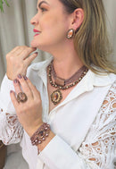 Maxi Colar Dakota com mix de venezianas perolas marrons e pingente vintage