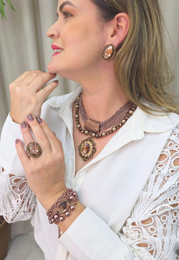 Maxi Colar Dakota com mix de venezianas perolas marrons e pingente vintage