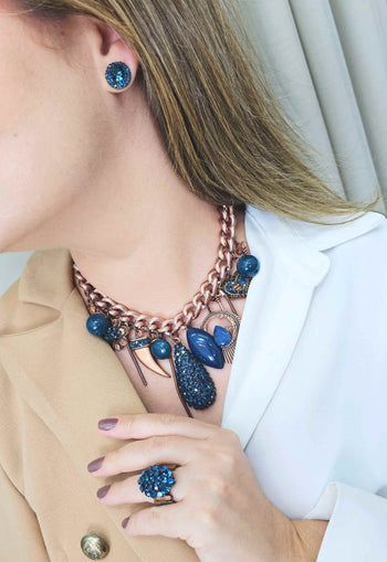 Maxi colar Liberdade com mix de pingentes, gota de pedras azuis banhado no vintage