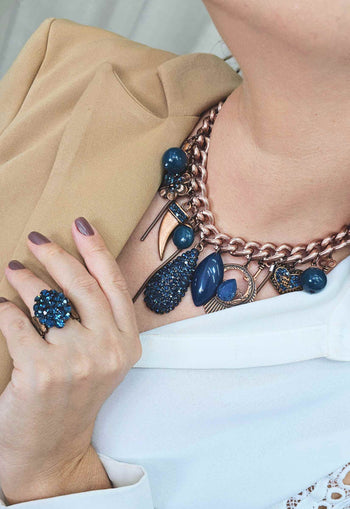 Maxi colar Liberdade com mix de pingentes, gota de pedras azuis banhado no vintage