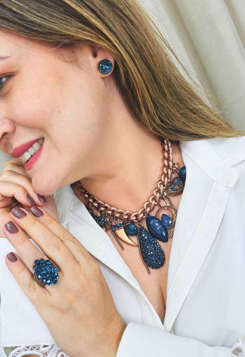 Maxi colar Liberdade com mix de pingentes, gota de pedras azuis banhado no vintage