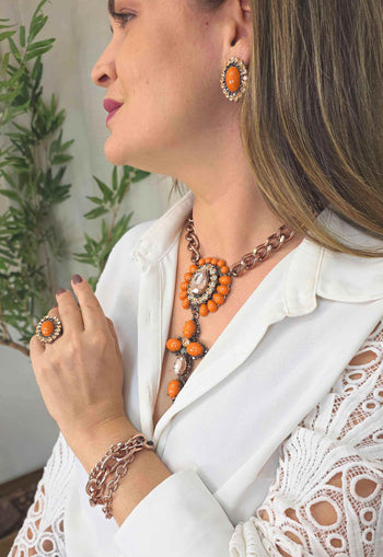 Colar Fascinação: com Pingente Redondo, Crucifixo e Pedras Laranja no Vintage | Peça Exclusiva