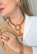 Colar Fascinação: com Pingente Redondo, Crucifixo e Pedras Laranja no Vintage | Peça Exclusiva