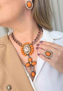 Colar Fascinação: com Pingente Redondo, Crucifixo e Pedras Laranja no Vintage | Peça Exclusiva