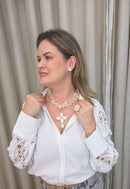 Colar Glenda com mix de perolas e pingente de cruz perolado banhado no dourado
