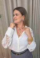 Colar Tessália de crucifixo coral com perolas banhado no dourado