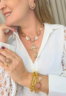 Colar Tessália de crucifixo coral com perolas banhado no dourado
