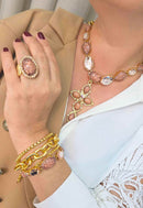 Colar Tessália de crucifixo coral com perolas banhado no dourado