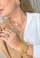 Colar Tessália de crucifixo coral com perolas banhado no dourado