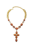 Colar Tessália de crucifixo coral com perolas banhado no dourado